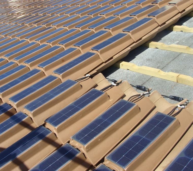 construção de telhado com telhas solares